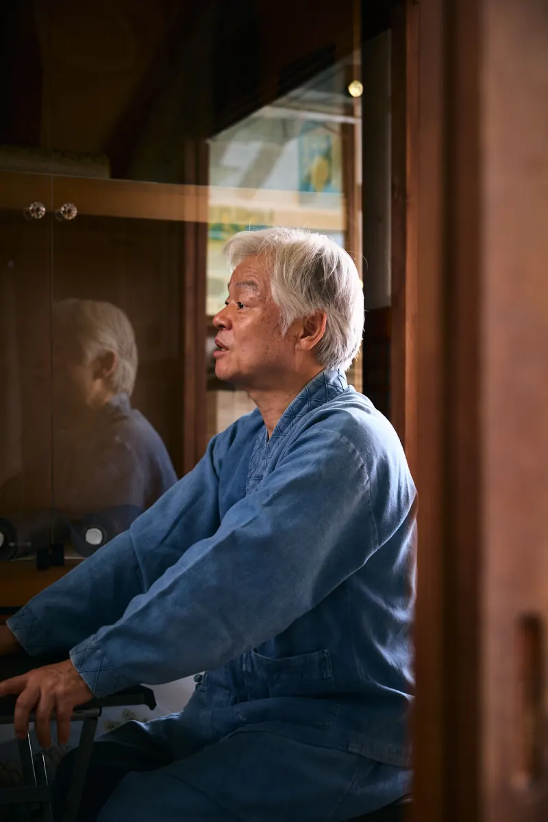 Master Kim Gyeong-yeol seated in his studio
