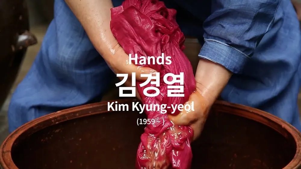 Video thumbnail: Master Kim Kyung-yeol, holder of Seoul Intangible Cultural Heritage No. 49 for hongyeom, safflower red dyeing